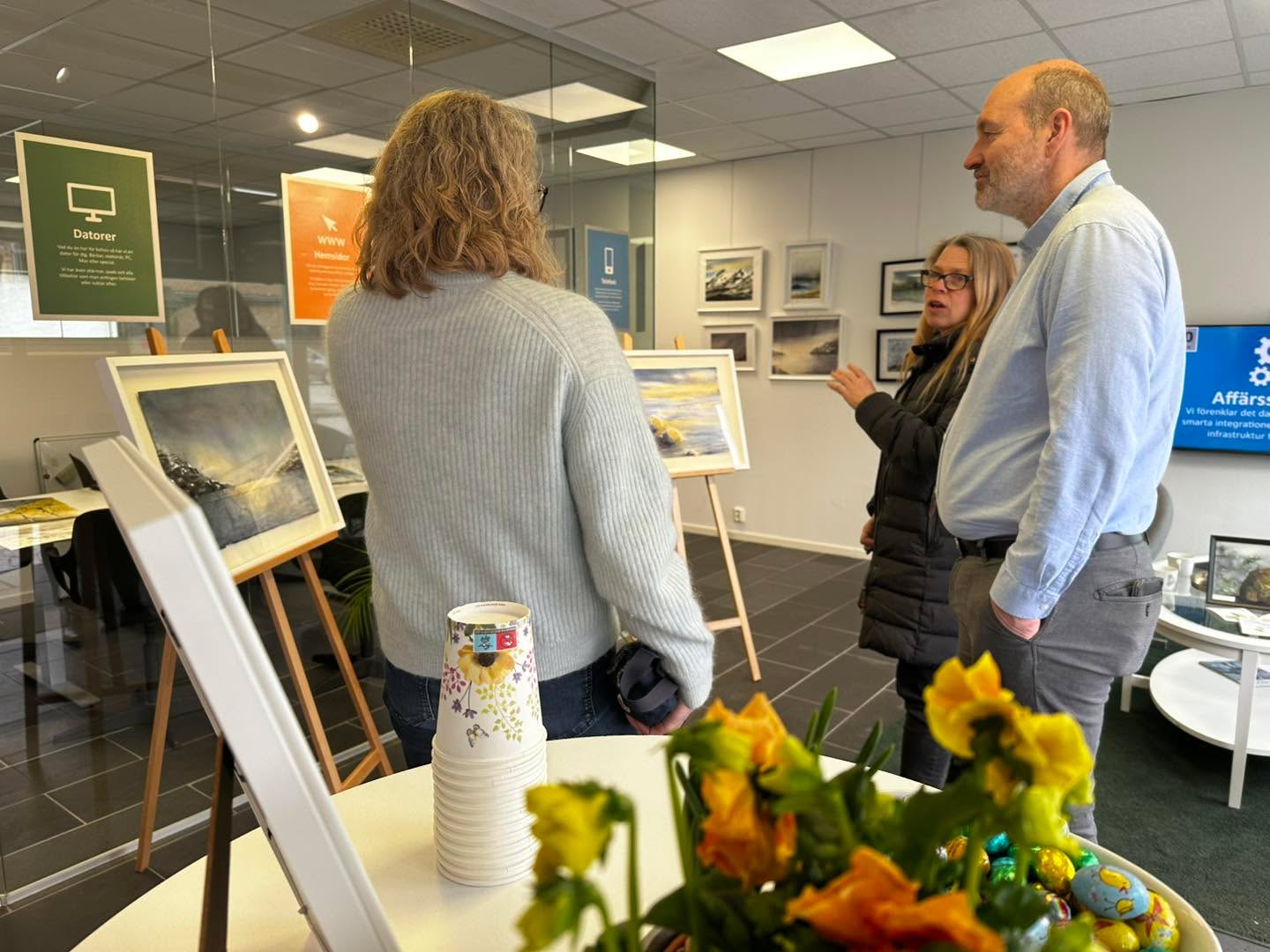 Akvarellmålningar av Cecilia finns utställda här på kontoret, öppet i dag långfredag kl 11-15. Välkommen hit.